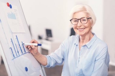 Yetenekli ekonomi uzmanı bir diyagramı çizme