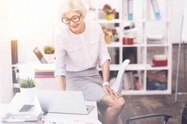 Etkin teknoloji anlayışlı Bayan arıyorum e-posta ile