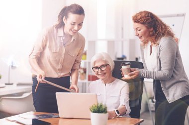 Bir sabah toplantısı enerjik taahhüt bayanlar