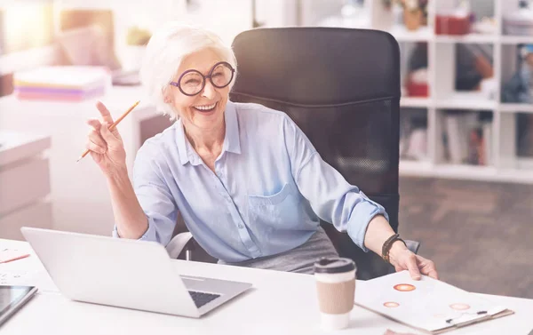 Entusiasta dama creativa amante de su trabajo —  Fotos de Stock