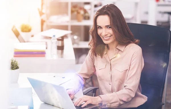 Živé krásné úřednice psaní na její laptop — Stock fotografie