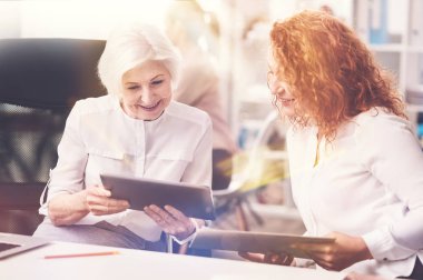 Güzel karizmatik Sekreter patronuyla rapor gösterme