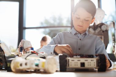 Küçük çocuk kendi robot inşa
