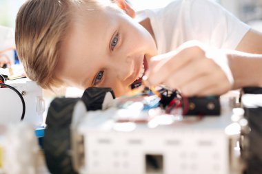 Robot araç teller tutan çok memnun küçük çocuk