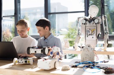 Sevimli çocuklar dizüstü bilgisayar üzerinde bir robot araç kurma