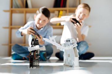 Heyecanlı çocuklar savaş robot savaşçı düzenleme
