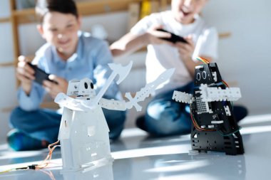 İki neşeli çocuklar onların robotlar ile mücadele
