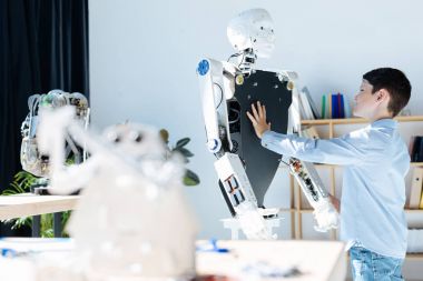 İnsan robot ön kısmını dokunmadan esmer çocuk