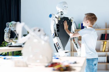 Sarışın çocuk bir sandık dolusu insan robot dokunmadan