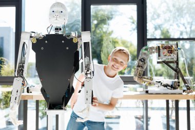 Sarışın çocuk insan robot arkasından ortaya çıkan