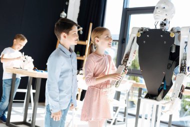 Erkek ve kız robot el mekanizması kontrol