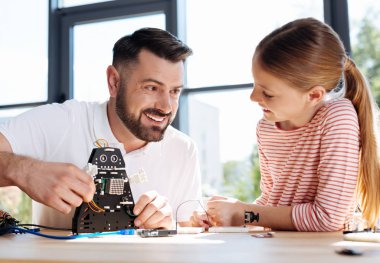 Merhaba öğrenci ile robotlar el sallayarak öğretmen
