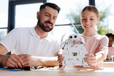 Öğrenci ve öğretmenin yeni robot kontrol