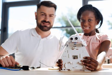 Öğretmen ve öğrenci ile yeni bir robot poz