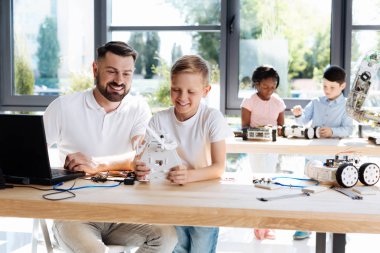 Öğretmen ve öğrenci yeni oluşturulan robot test