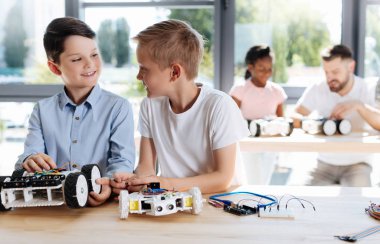 Robotik sınıf sırasında sosyalleşme iki pre-teen öğrenci