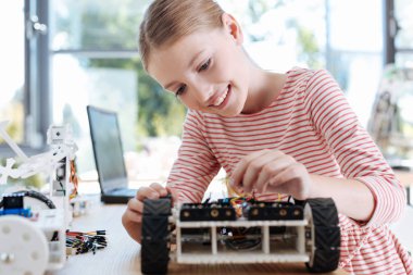 Güzel kız robot araç inşaat kadar bitirme