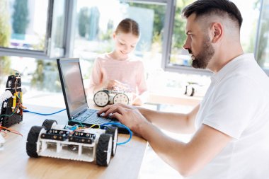 Robot öğretmen için yeni proje fikirleri araştırma