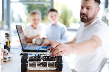 Robot bir araca tel takmadan adam