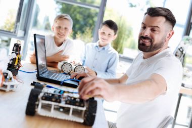 Adam bir robot araba tel ayarlama