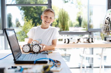 Sevimli sarışın çocuk ve onun robot araba