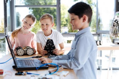 Erkek ve kız arkadaşlarının iş üstünde laptop izlerken