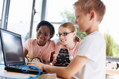 Sarışın çocuk arkadaşlarına eğitim video gösteren