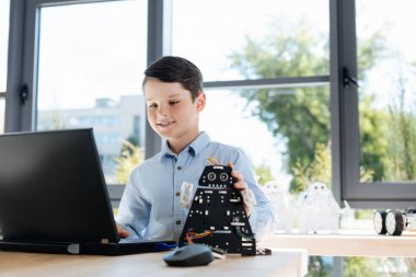 Hoş çocuk robot programlama süre dokunaklı