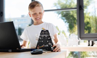 Sarışın çocuk onun yeni robot çalışıyordu