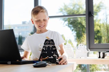 Sevimli çocuk onun yeni robot ile memnun