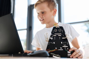 İlham çocuk için onun robot geliştirme ipuçları