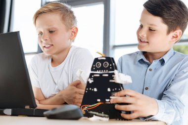 Birlikte laptop video izlerken güzel çocuklar