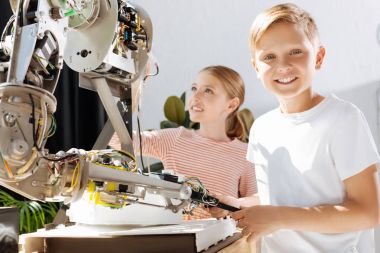 Robotik sergi ziyaret iyimser küçük çocuklar