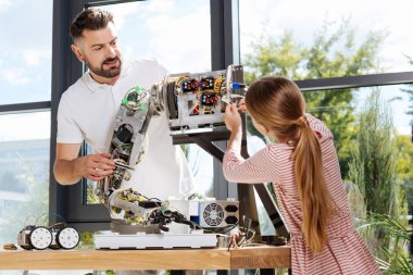 Öğrenci öğretmeni robot kol inşaat ile yardım
