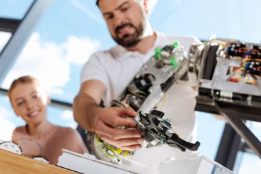 Hoş adam el mekanizması performansını kontrol