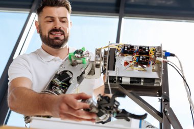 El mekanizması performans çalışan yakışıklı adam