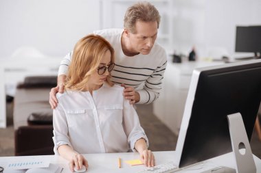 Sürpriz genç Sekreter iş yerindeki patronu ile işbirliği