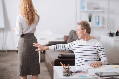 Genç meslektaşım vücut iş yerinde dokunmak hoş olgun Ofis Müdürü