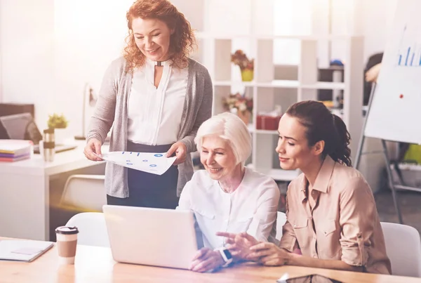 Önde gelen uzmanları birlikte bir rapor analiz