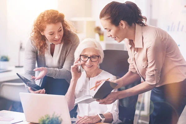 Yoğun bir çalışma gün sahip deneyimli çalışkan icra