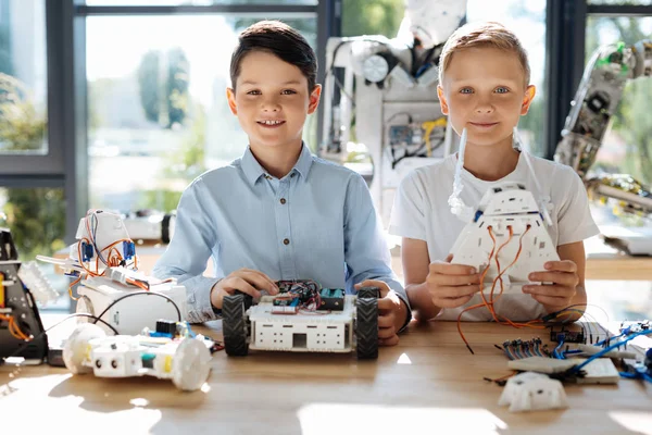 Pojkar poserar med sina robotar — Stockfoto
