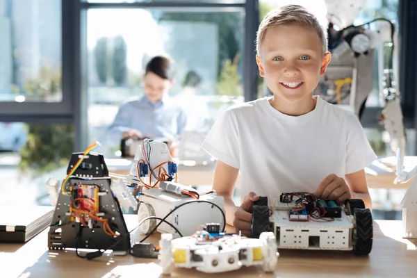 Garçon heureux posant avec ses modèles de robots — Photo