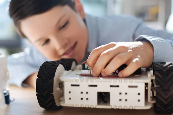 Μικρό αγόρι προσαρμογή ρομποτικό όχημα μέρος σε κοντινό πλάνο — Φωτογραφία Αρχείου