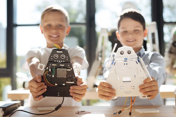 Deux garçons heureux montrant leurs guerriers cosmiques robotisés — Photo