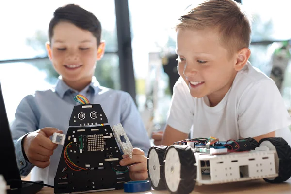 Hoş çocuk onun robot kozmik savaşçı işletim