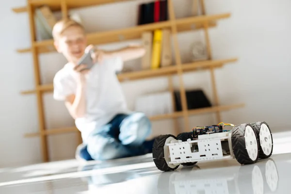 Vizsgálat a robot jármű játék kisfiú — Stock Fotó