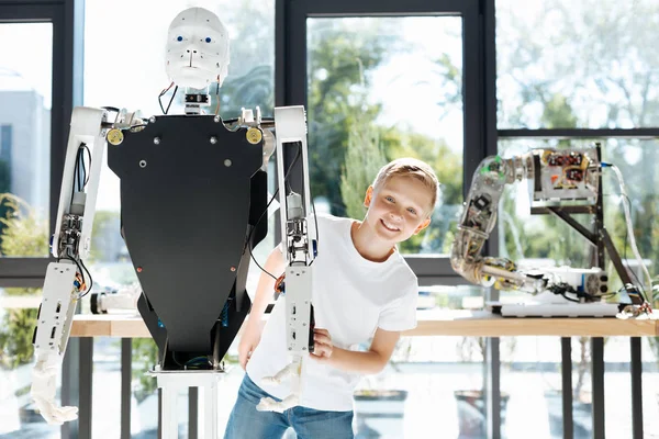 Sarışın çocuk insan robot arkasından ortaya çıkan