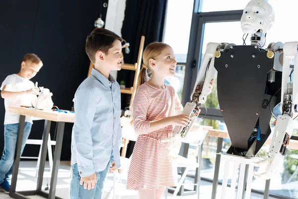 Erkek ve kız robot el mekanizması kontrol