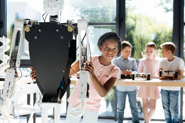 Güzel kız insan robot arkadan sarılma