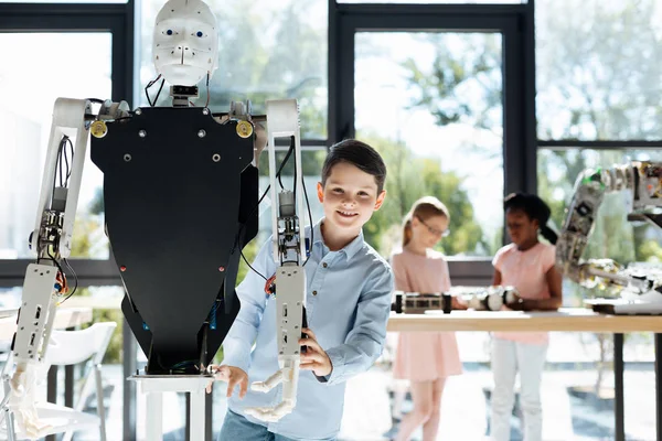 Esmer çocuk insan robot duran